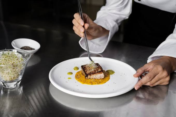Michelin-Star Restaurants vs Local Favorites: Which One Fits Your Night?